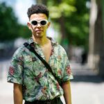 Un uomo indossa una camicia hawaiana e occhiali da sole