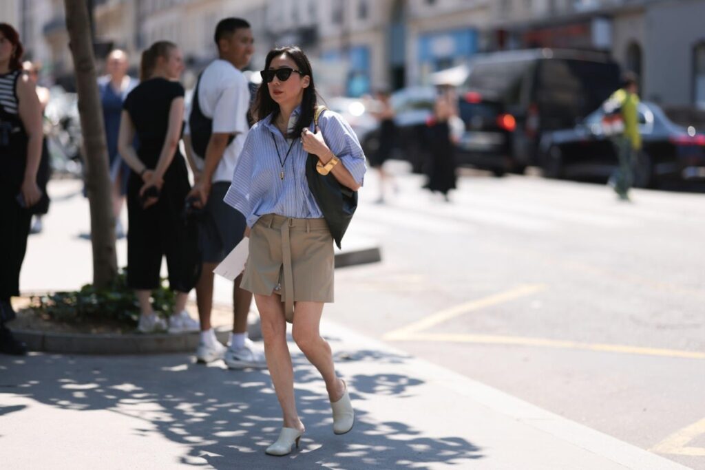 Una donna che indossa una camicia e una gonna pantalone