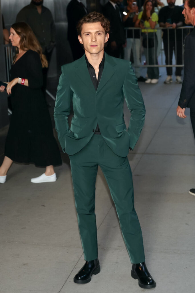 Tom Holland indossa un completo verde