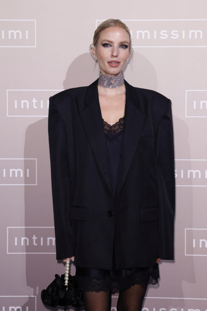 Leonie Hanne indossa un vestitino nero e un blazer