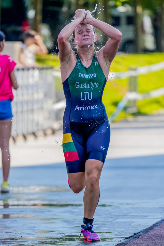 Vilgustė Gustaitytė indossa una tuta in spandex.