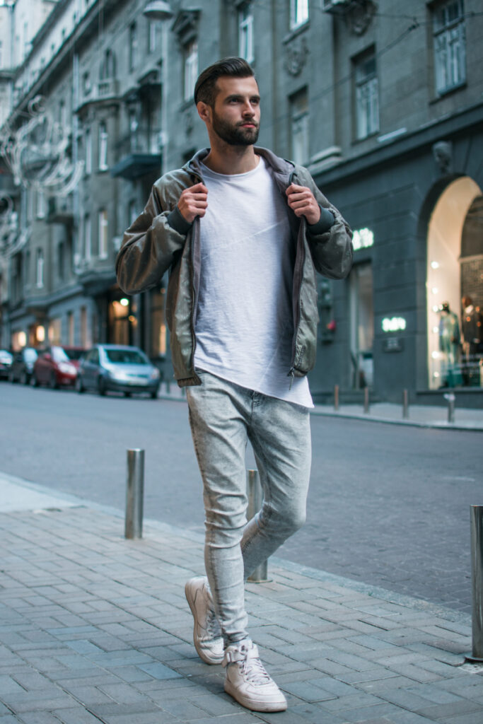 Un uomo indossa un paio di jeans attillati.