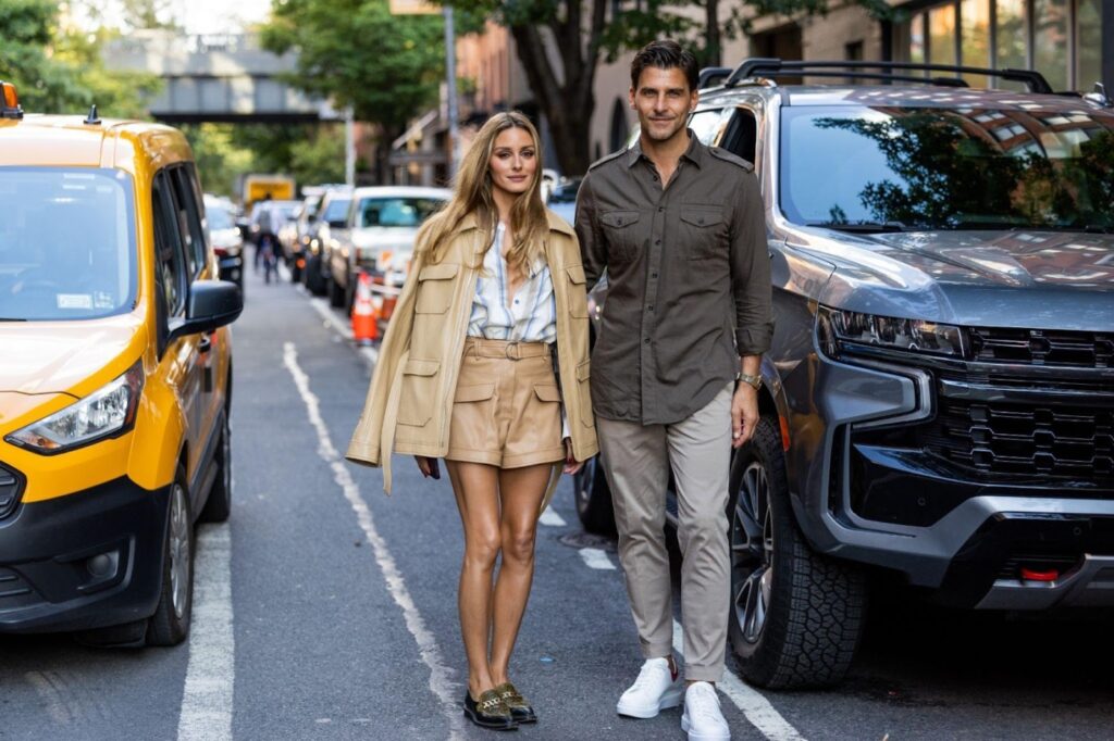 La influencer Olivia Palermo e il marito Johannes Huebl che indossano camicie con maniche arrotolate