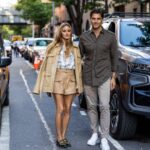 La influencer Olivia Palermo e il marito Johannes Huebl che indossano camicie con maniche arrotolate