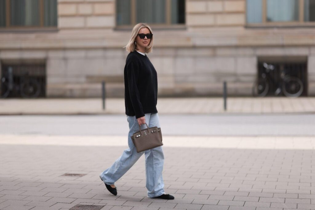 Donna che indossa un maglione di cashmere arancione e un cappello