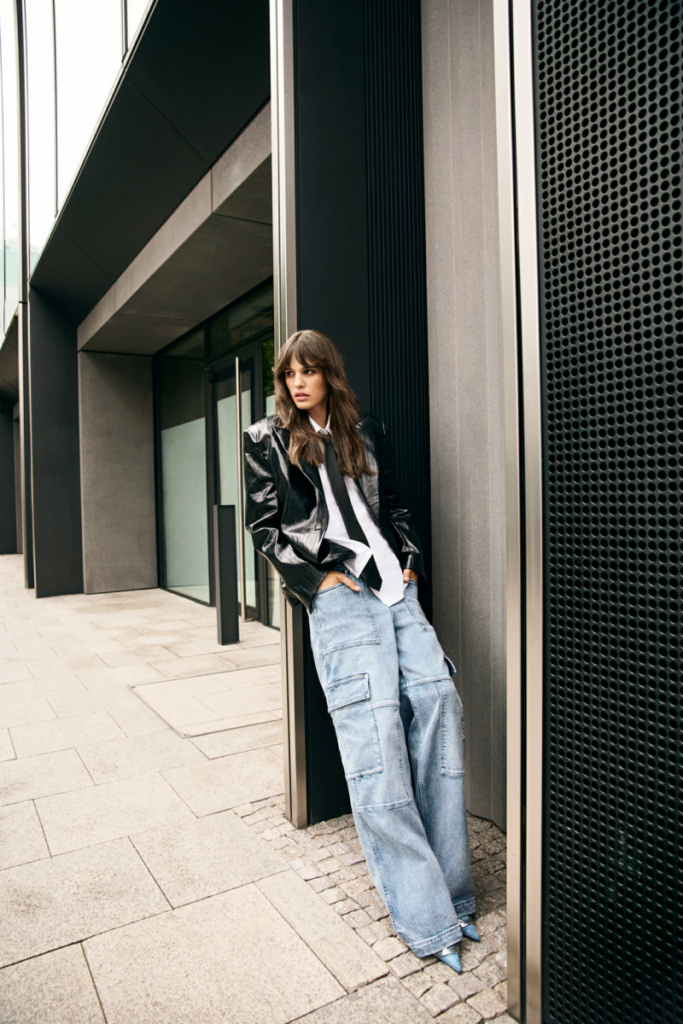 outfit femminile con blazer, camicia, cravatta e larghi jeans
