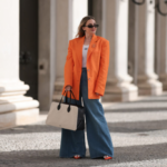 Pantaloni oversize, outfit con jeans molto ampi sulle gambe e blazer oversize in un vivido color arancione